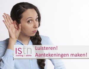 Aantekeningen maken is de beste luistertechniek die er bestaat. Ik spreek wel eens mensen die zeggen dat ‘aantekeningen maken’ een gesprek doodslaat of ervoor zorgt dat zij niet op de klant kunnen letten. “Ik kan niet luisteren en schrijven tegelijk!” Dat laatste klopt, maar dat weet jouw gesprekspartner ook. Dus als die ziet dat jij aantekeningen maakt, houdt jouw gesprekspartner er rekening mee door zelf pauzes in te lassen en langzamer te spreken. Ook denkt jouw gesprekspartner beter na op wat hij of zij zegt, dus niet babbelen maar serieus. Allemaal voordelen waardoor de kans dat jij begrijpt wat de klant bedoelt alleen maar toeneemt. Het onderzoek van Pam Mueller en Daniel Oppenheimer toonde aan dat aantekeningen met de hand maken de voorkeur heeft boven typen op een laptop of tablet. Schrijven gaat immers langzamer dan typen en je kan onmogelijk elk woord letterlijk overnemen. Om dit probleem op te lossen ga je luisteren, in je opnemen en samenvatten voordat je iets opschrijft. Dit helpt voor het verwerven van een beter begrip van de kern en dus essentie van de informatie. Aantekeningen maken biedt wel 20 voordelen! Hoeveel kan jij er noemen?